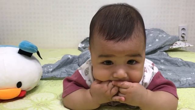 Малыш лежит на животике смотреть онлайн