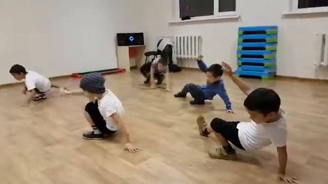 Брэйк - данс в Всезнайке (Алматы) смотреть онлайн