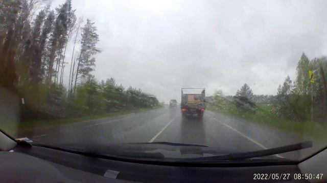 Посылка прибудет вовремя? Почта России с мигалкой пролетела по встречке
