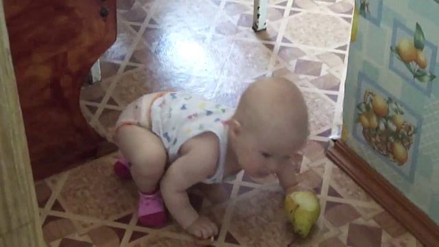 ахахах. Ребенок ест грушу смотреть онлайн