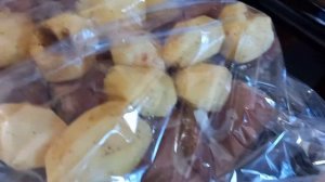 ?Мясо с картошкой? в пищевом рукаве в духовке, мама готовит