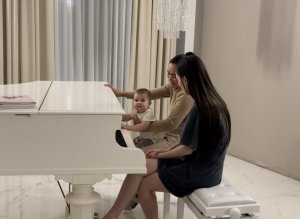 Ева с мамой играют на рояле  🎹⭐️🎹⭐️🎹⭐️🎹⭐️