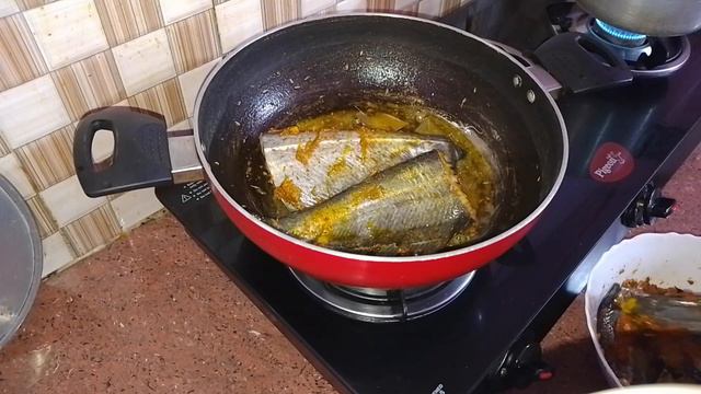 বৌয়াল মাছের তেল ঝাল জিরা তেজপাতা ফোড়ন দিয়ে।Boyal Macher Tel Jhal ! Boyal Fish Curry смотреть онлайн