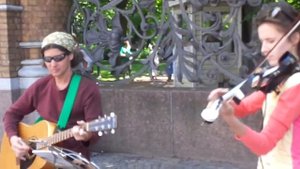 Капитан И, уличные музыканты. "Мама, мама, что я буду делать?"