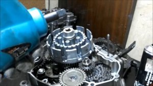 Снятие правой крышки двигателя и сцепления Suzuki Djebel 250
