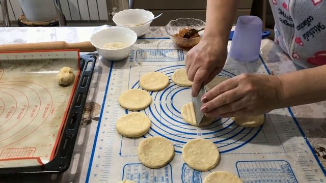 Очень вкусное творожное печенье с начинкой .Если приготовите откажетесь от магазинных .