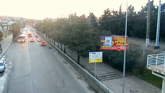 Центр Лазаревского. Перекресток улиц Лазарева и Калараша с единственным светофором.