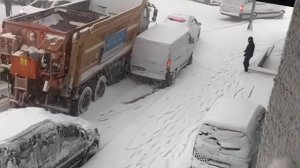 Авария в городе. Неожиданно снег завалил снегоуборочная машина выехала в помощь автомобилистам.