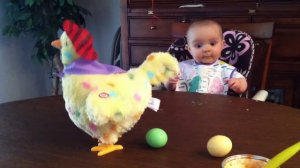  Малыш в шоке от игрушечной курицы, которая несет яйца!