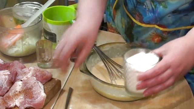 Свиные отбивные в луковом кляре / Pork chops in onion batter