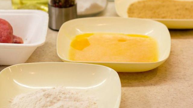 Быстрый шницель в тройной панировке