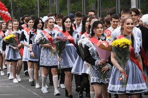 Совсем взрослые: в российских школах звенят последние звонки