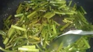 Очень вкусное блюдо из жареных стрелок чеснока
