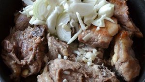 Баранина с помидорами и луком