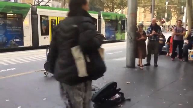 Одаренный скрипач своей музыкой заставил всех прохожих остановиться смотреть онлайн