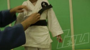 Учимся завязывать пояс на кимоно ребенку.