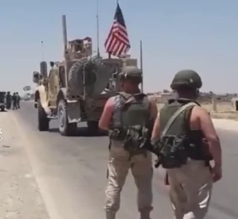 Российские военные заблокировали очередной патруль американцев на севере Сирии