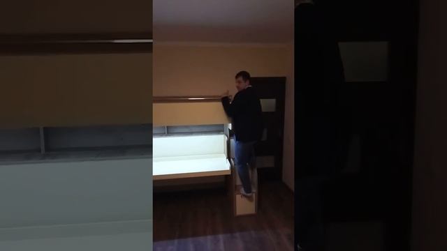 Стол-кровать, две детских кровати и взрослая кровать.