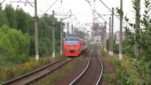 ЭТ4А-003 сообщением Санкт-Петербург — Гатчина-Балтийская прибывает на о.п. Дачное