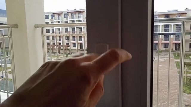 Лайфхак как закрыть заклинившую дверь на балкон. Специально для ЖК Holiday House. 6 января 2021 г.