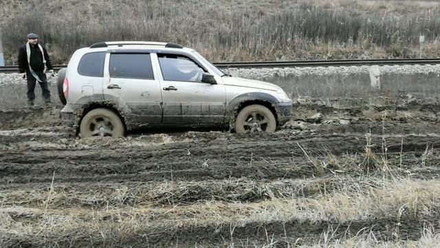 Поездка в Дебри. Нива застряла в грязи смотреть онлайн