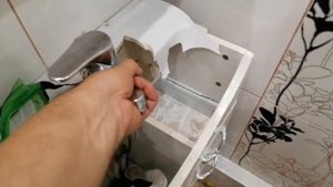 Заменить раковину битую на новую, приклеенную на силикон. При смене раковины спасали кафель на стен