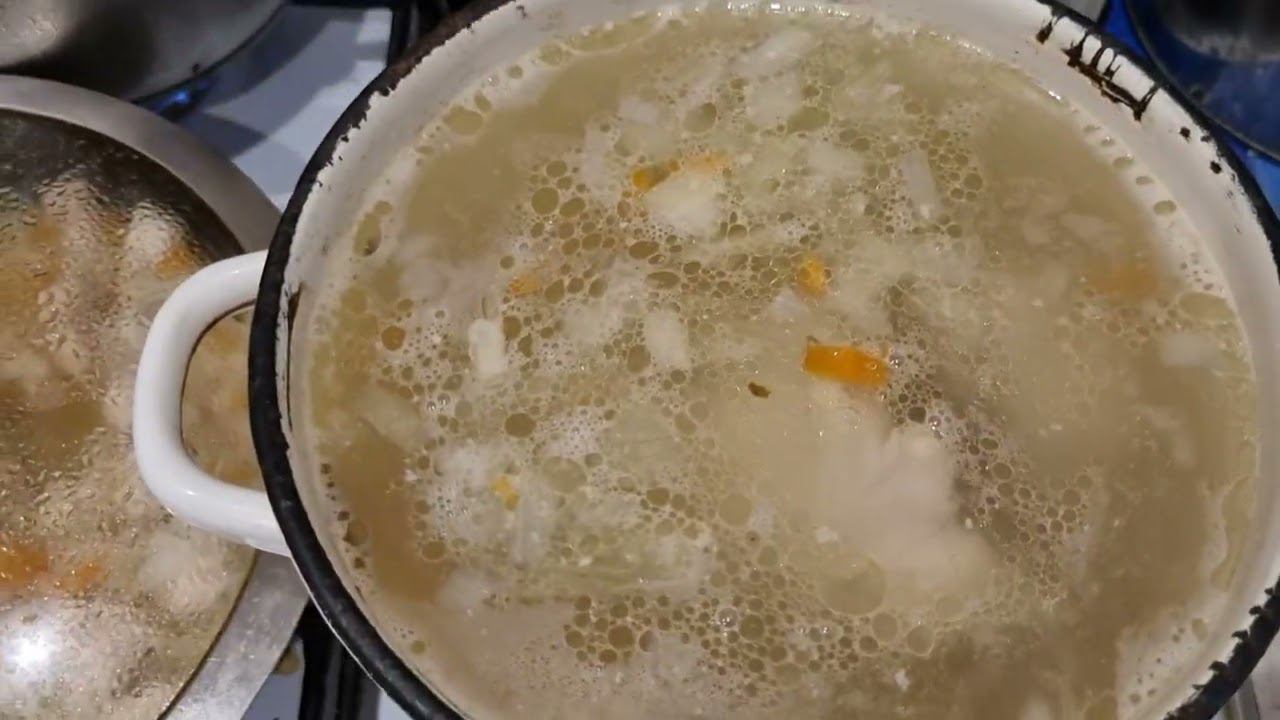 Обед для бабушки - картошка пюре с подливкой и куриный суп