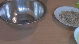 Салат с рыбными консервами, рисом и яйцом. Простая закуска на праздничный стол.