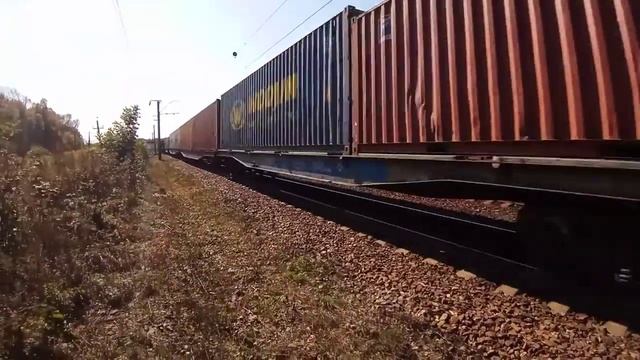 Надоел перевал. 4ЭС5К-001 "Ермак" с грузовым поездом тёплым осенним днём на Транссибе смотреть онлайн