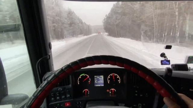 Проходим Уральские горы с 20т груза! Встали на скользком подъёме! [Начинающий Дальнобой] смотреть онлайн