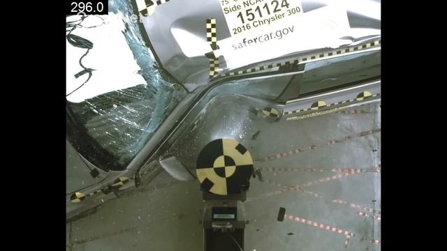 2016 Chrysler 300 Crash Test (Side Pole Crash) смотреть онлайн