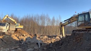 Экскаватор CAT 319DLN и Экскаватор HYUNDAI 210 погрузка и вывоз грунта, кто быстрей грузит?ООО "АСС