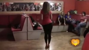 Девушка, как же она красиво танцует