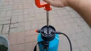 Опрыскиваю крыжовник золой от мучнистой росы