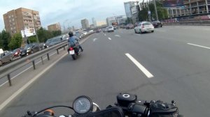 Симпатичная девушка на чоппере