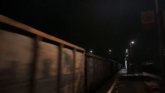 ВЛ11.8-681/692Б с грузовым поездом проезжает станцию Яхрома. смотреть онлайн