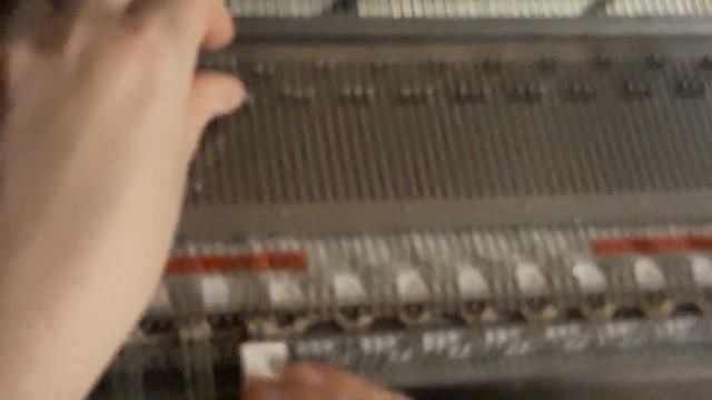 Вязание "косичек" на двухфонтурной вязальной машине. смотреть онлайн