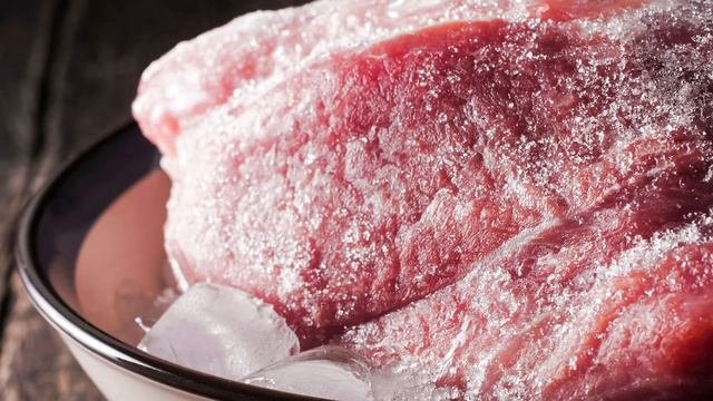Вот как правильно размораживать продукты после длительного хранения в морозильной камере