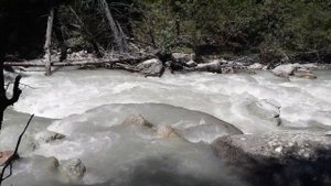 Кирги́зская Респу́блика (Киргизия). Река Чон-Кызыл-Суу («Большая Красная Вода»).