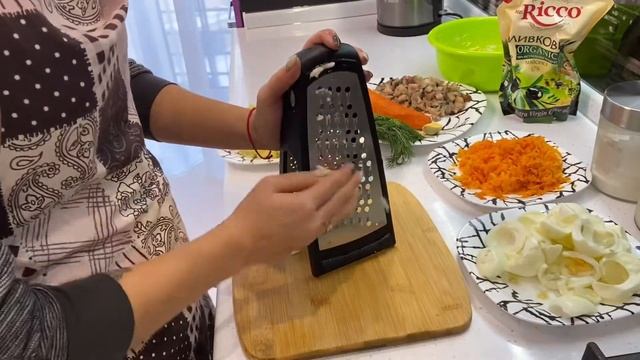 Салат «Мимоза» с копчёной скумбрией.