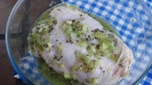 Куриная грудка в маринаде из киви
