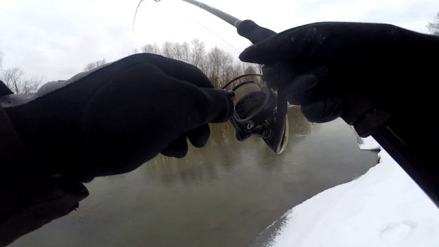 Весенняя рыбалка 2020 на Малой реке. Часть 1 смотреть онлайн