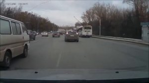 Троллейбус оборвал провода