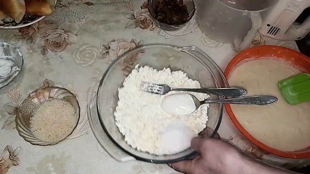 Пирог с творогом и изюмом