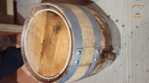 Показываю вощение дубовой бочки пчелиным воском и заливаю продукт