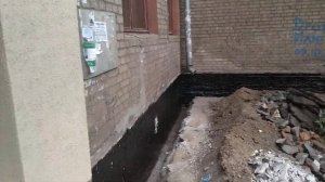 Обустройство утеплённого цоколя  с заглублением (этап работ обмазочная гидроизоляция стены)