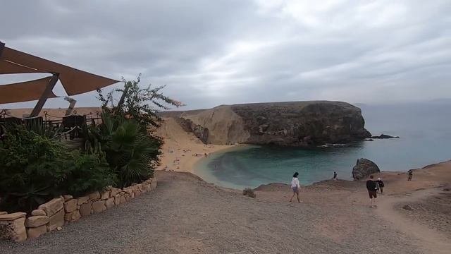 Пляжи Лансароте .Пляж Папагайо .Отпуск на Канарских островах в октябре.