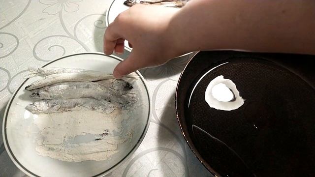 Мама научила КАК ПРАВИЛЬНО ГОТОВИТЬ МОЙВУ! Мойва с хрустящими хвостиками!
