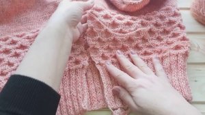 Вяжу  кардиган спицами с узором соты. Кардиган вяжу  единым полотном Связала уже до пройм.