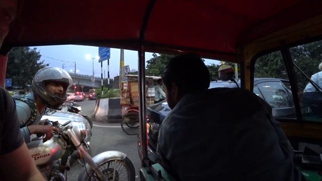 Индия. Дели. Поездка на тук-туке по вечернему городу смотреть онлайн